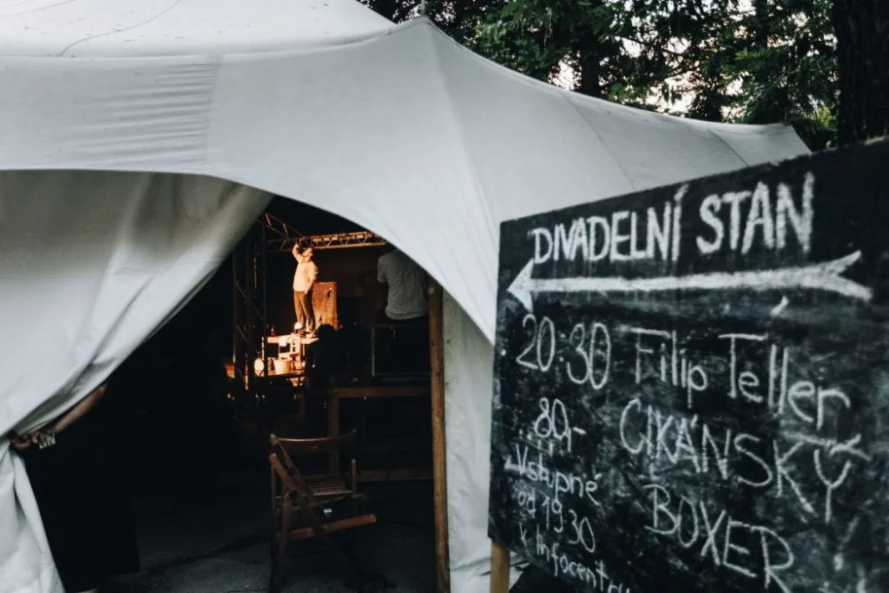 Zítra startuje divadelňák. Bez roušek, ale s testem v oploceném areálu
