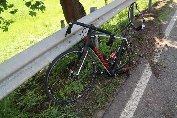 Policie pátrá po řidiči, který odjel od sraženého cyklisty na Broumovsku