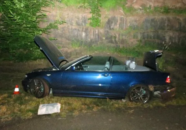 Nezvládl předjíždění a ve vysoké rychlosti narazil do skály. Nehodu zachytila palubní kamera