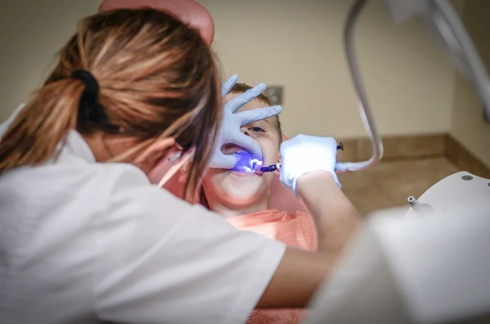 V Červeném Kostelci otevřela nová zubní ordinace, lidé čekali ve frontě už od čtyř ráno