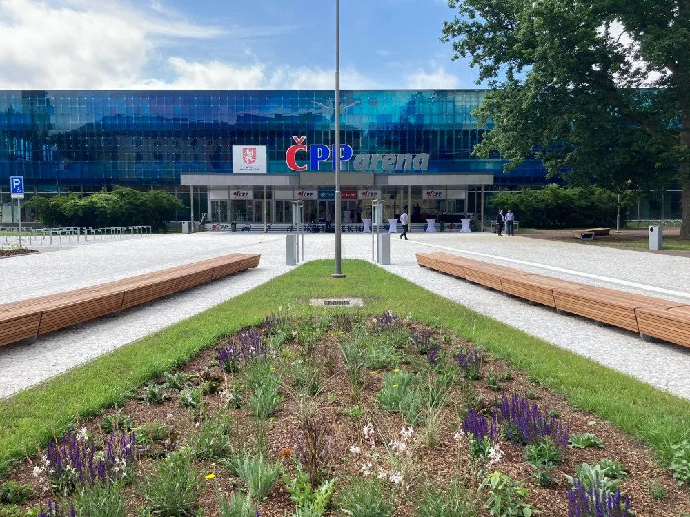 Hradec Králové má nový reprezentativní prostor. Prostranství před zimním stadionem je hotové