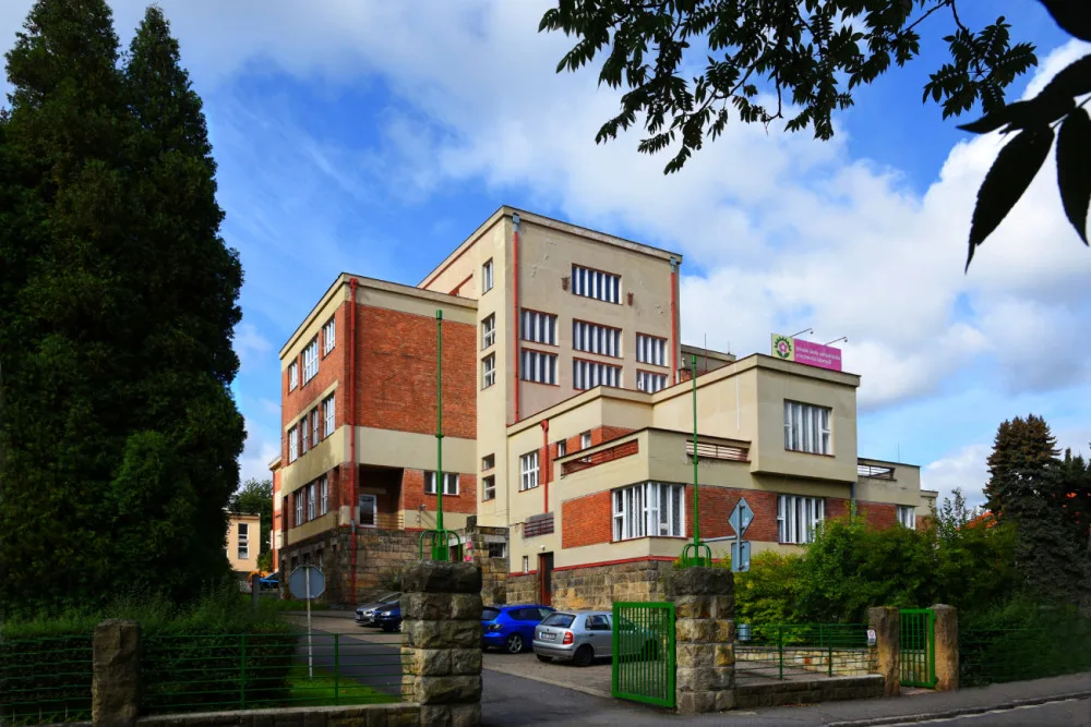 Zvířata v naší školní zoo museli místo studentů krmit tělocvikáři, říká ředitel SZAT Litomyšl