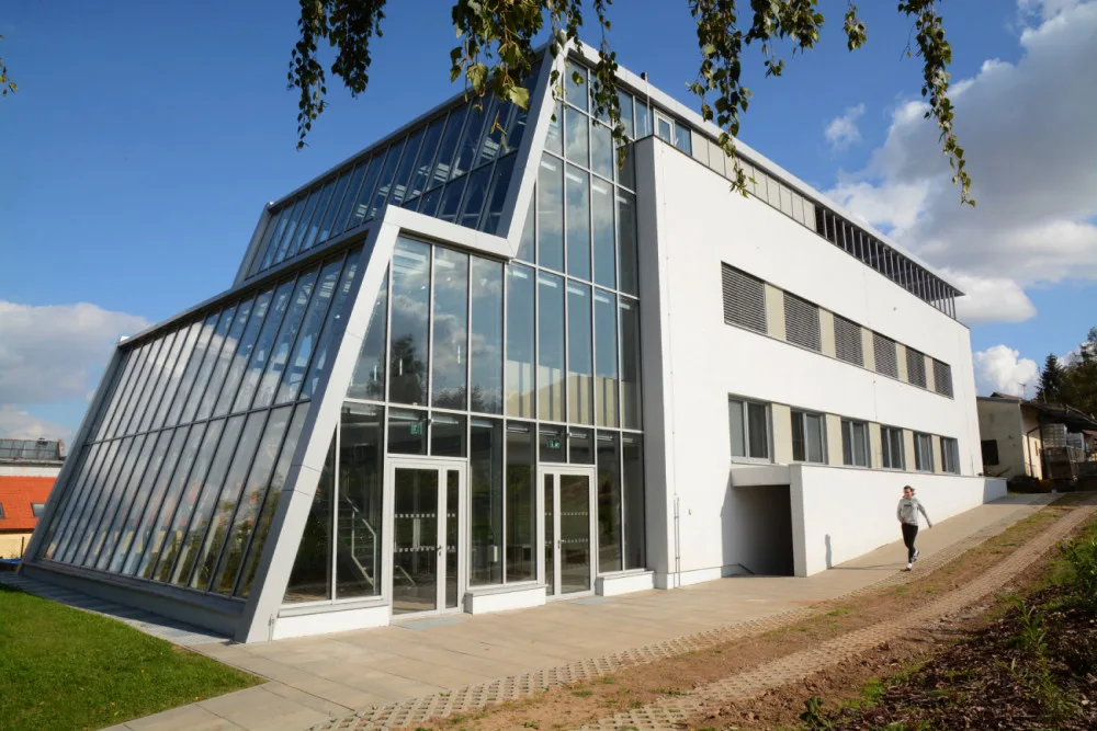 Zvířata v naší školní zoo museli místo studentů krmit tělocvikáři, říká ředitel SZAT Litomyšl