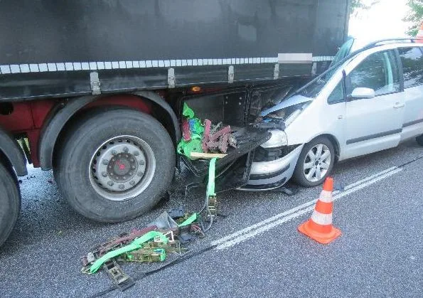 Řidič na Jičínsku skončil zaklíněný pod kamionem, zřejmě se nevěnoval řízení