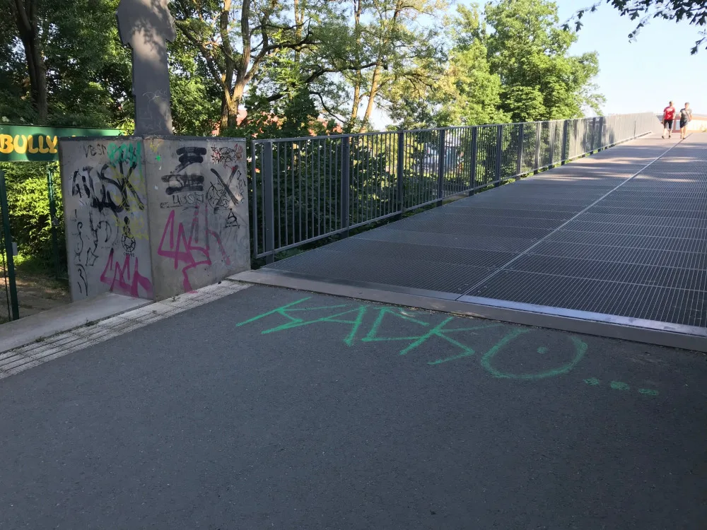 Sprejeři v Hradci Králové řádí čím dál častěji. Značkují si území, i když jim za to hrozí vězení
