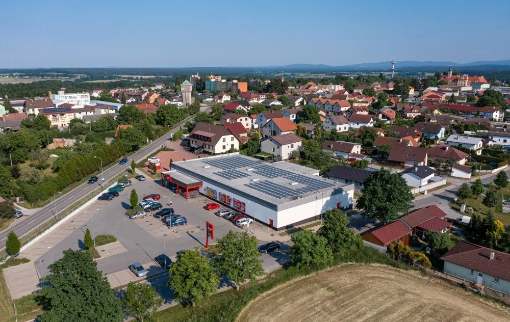 Prodejna Penny v Borovanech už má na střeše fotovoltaické panely.