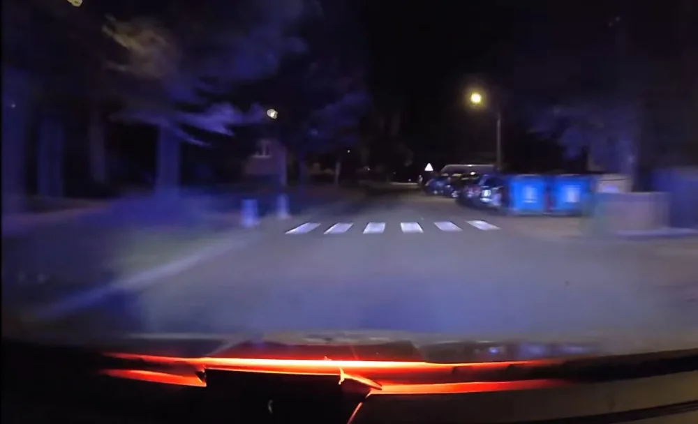 Zdrogovaný řidič chtěl ujet policejní hlídce. Riskoval mezi panelovými domy v Nové Pace