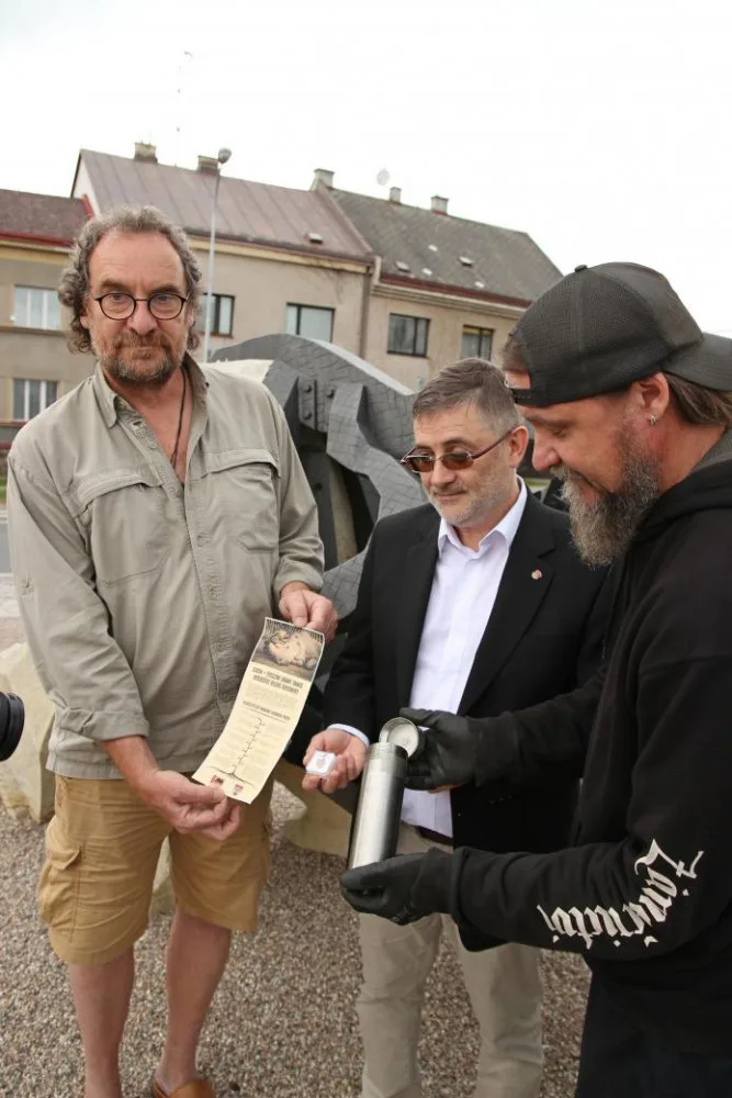 Sochu Sudána doplnilo pouzdro s jeho ostatky. Připomíná posledního žijícího samce tohoto druhu