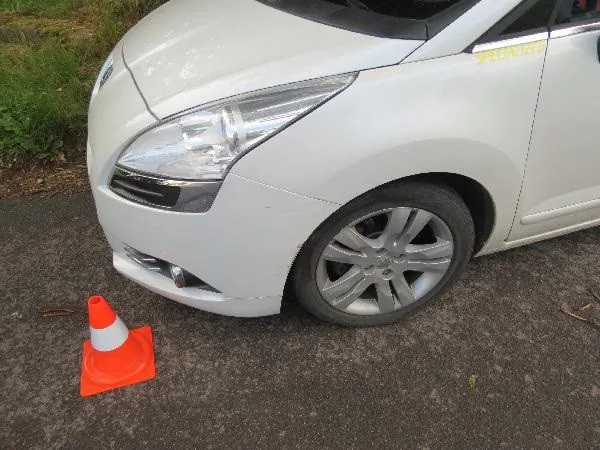 Nezvládl předjíždění, narazil a ujel. Policie hledá svědky nehody na Trutnovsku