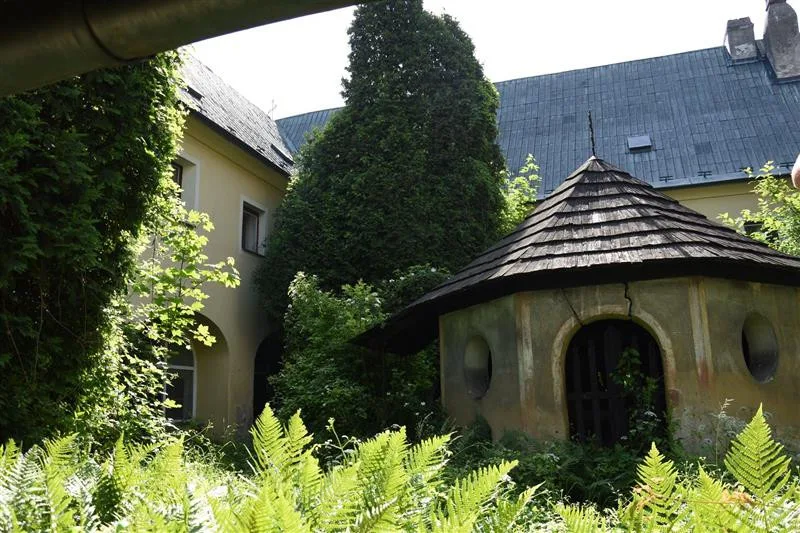 Co s areálem kláštera v Opočně? Hejtmanství si nechá zpracovat velkou anketu