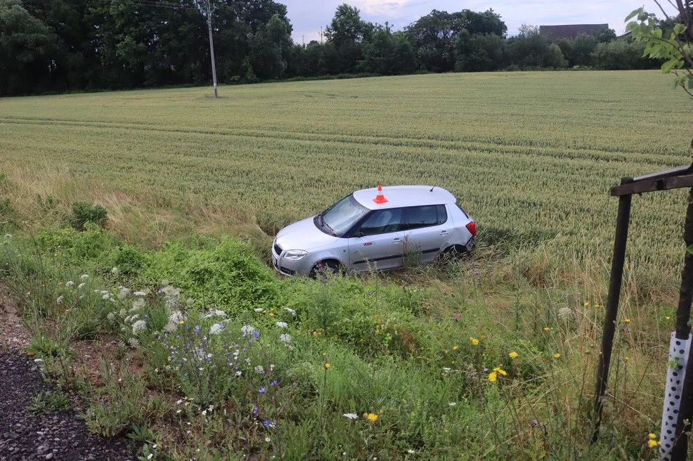 Auto, které skončilo po kolizi na poli