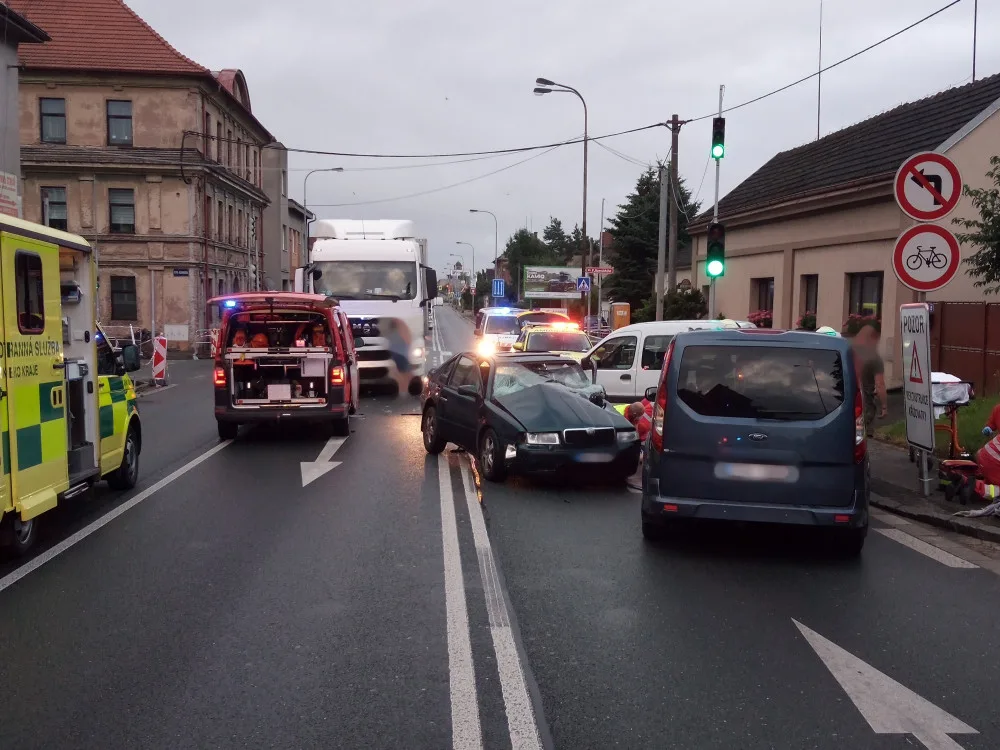 Kamion v Koutníkově ulici smetl osobní auto, silnice je uzavřená