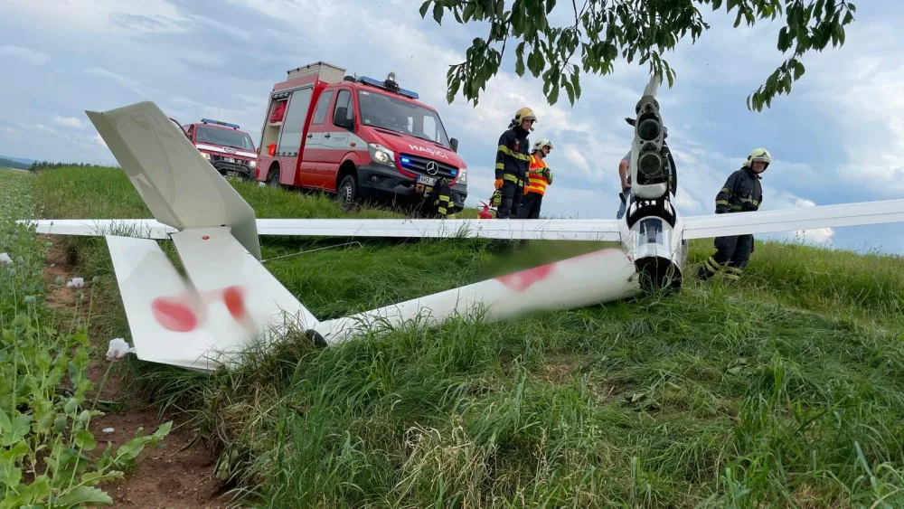 Na Náchodsku spadl kluzák, pilot vyvázl bez zranění
