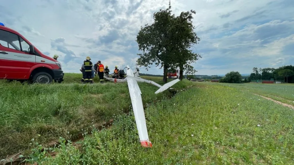 Na Náchodsku spadl kluzák, pilot vyvázl bez zranění
