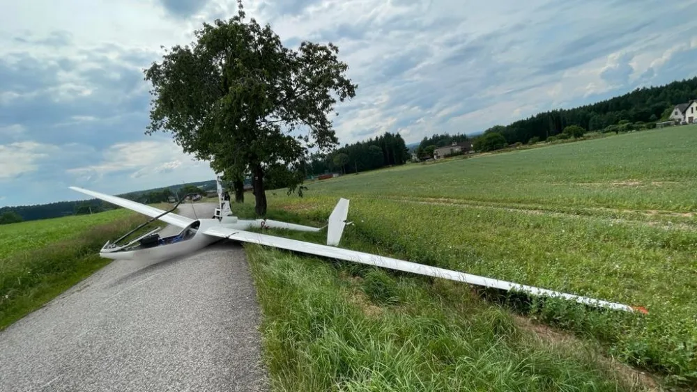 Na Náchodsku spadl kluzák, pilot vyvázl bez zranění