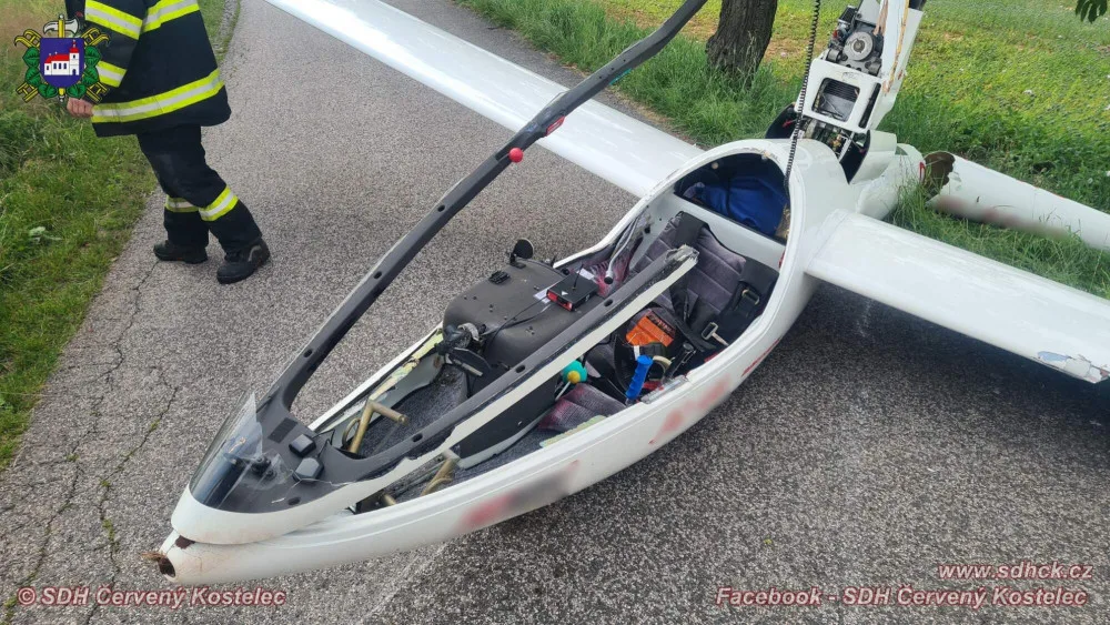 Na Náchodsku spadl kluzák, pilot vyvázl bez zranění