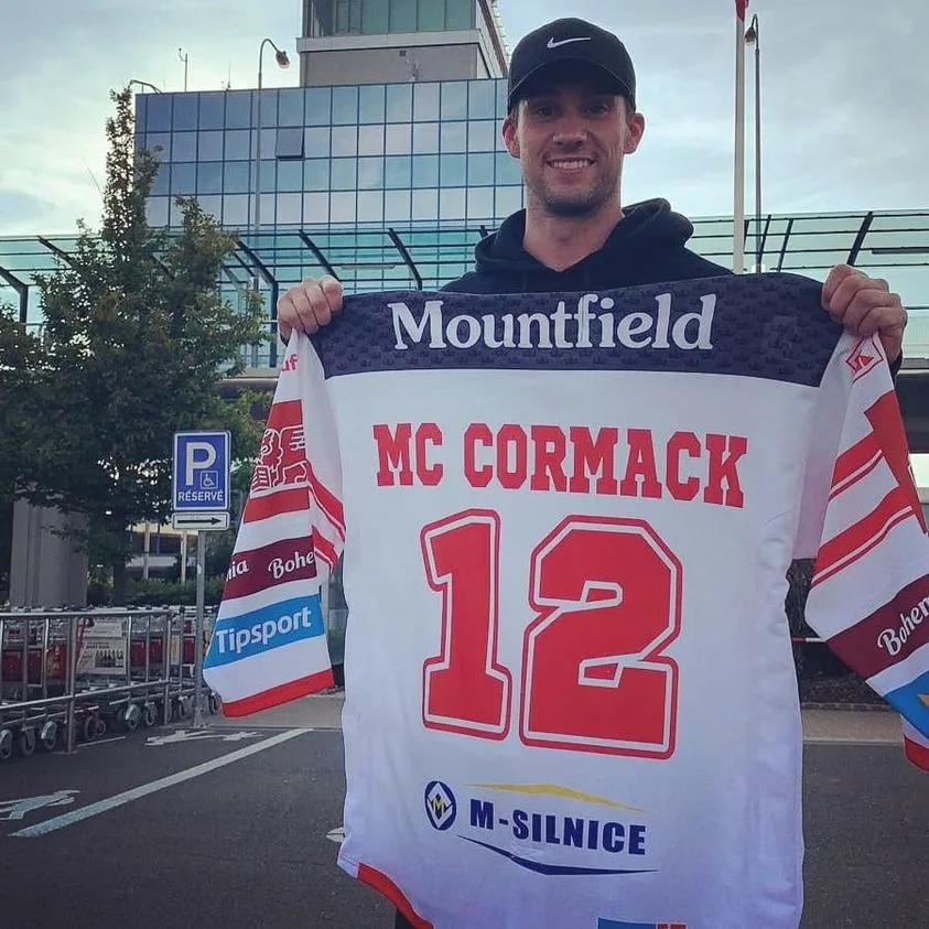 Jako první dorazil k týmu Graeme McCormack, který se dostal do Česka už v sobotu