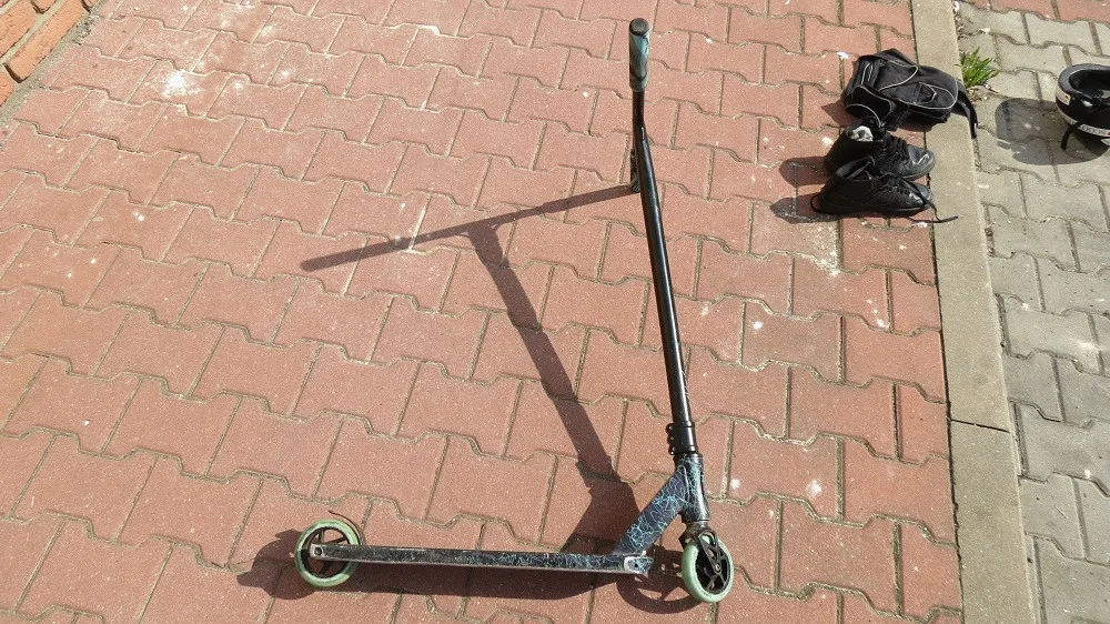 Chlapec skončil pod autem, policie hledá svědky nehody