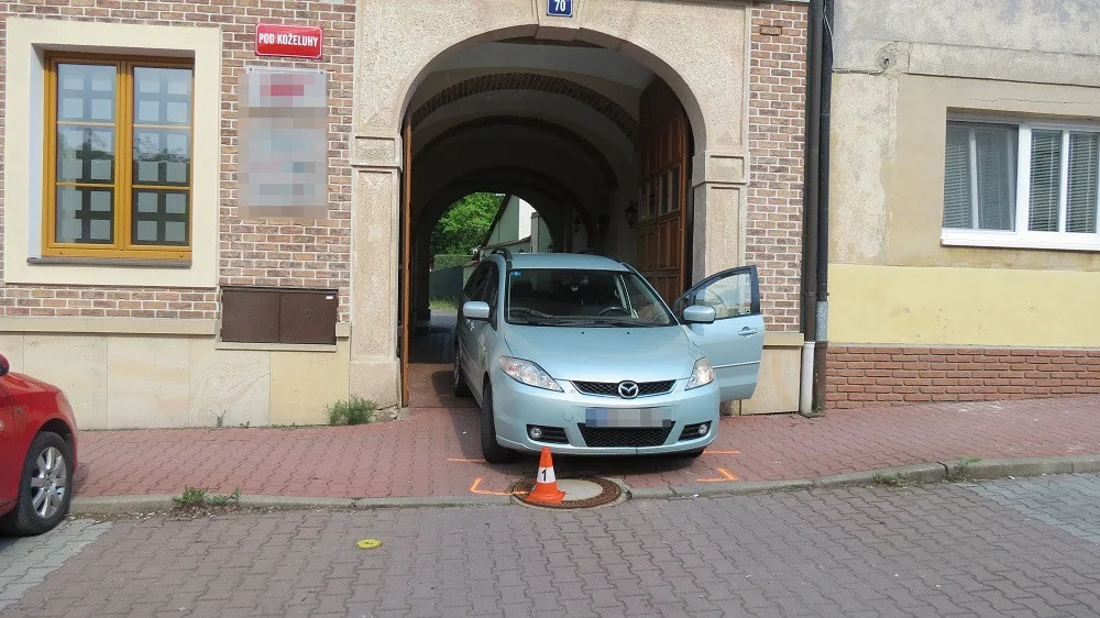 Chlapec skončil pod autem, policie hledá svědky nehody