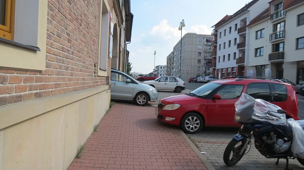 Chlapec skončil pod autem, policie hledá svědky nehody