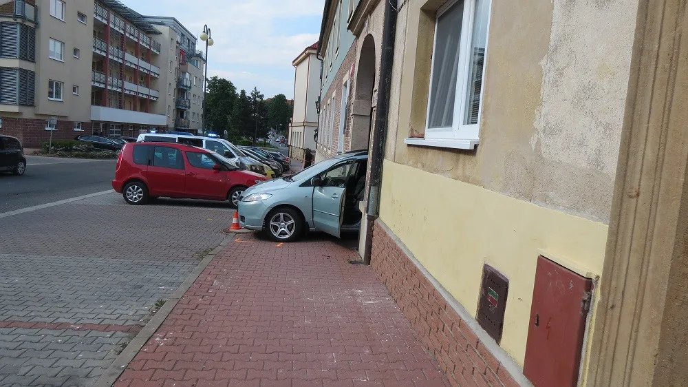 Chlapec skončil pod autem, policie hledá svědky nehody
