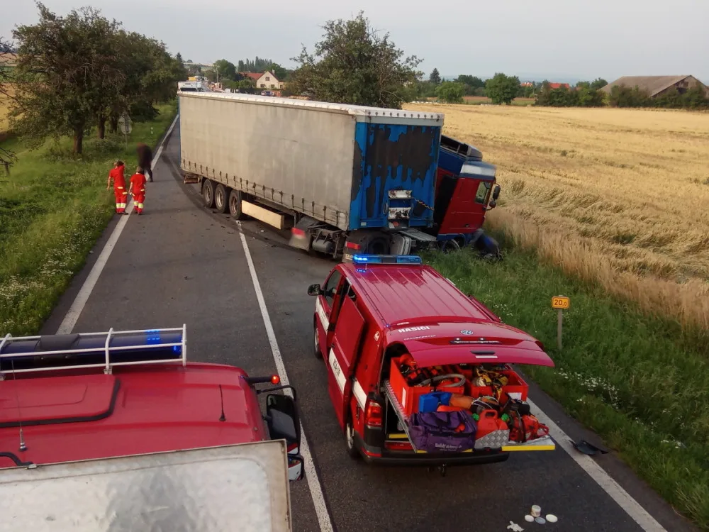 U Jaroměře se srazil motorkář s kamionem, řidič motorky nepřežil