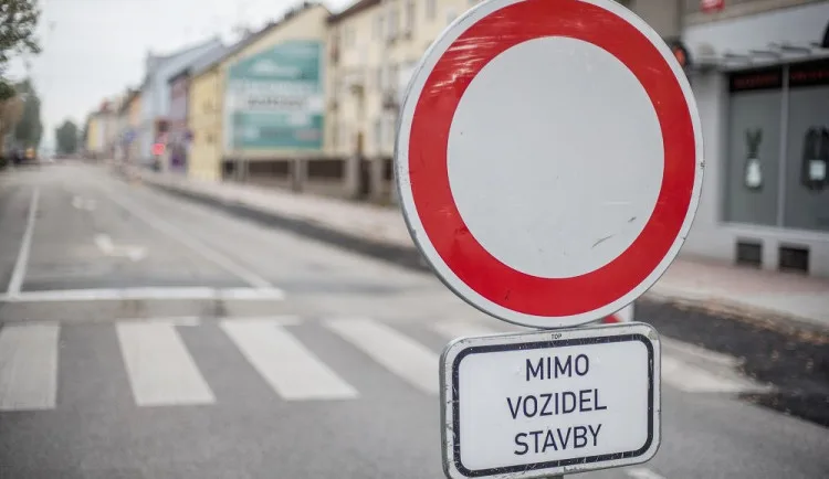 Prázdninový provoz v Hradci využívají silničáři, opravuje se v centru i na okrajích města