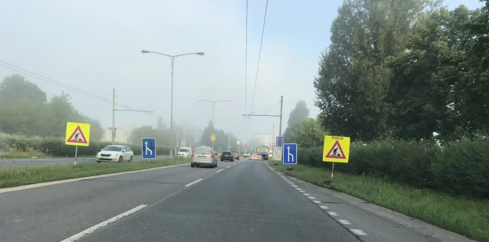 U Fakultky se jezdí jedním jízdním pruhem, MHD zastávky jsou přesunuté