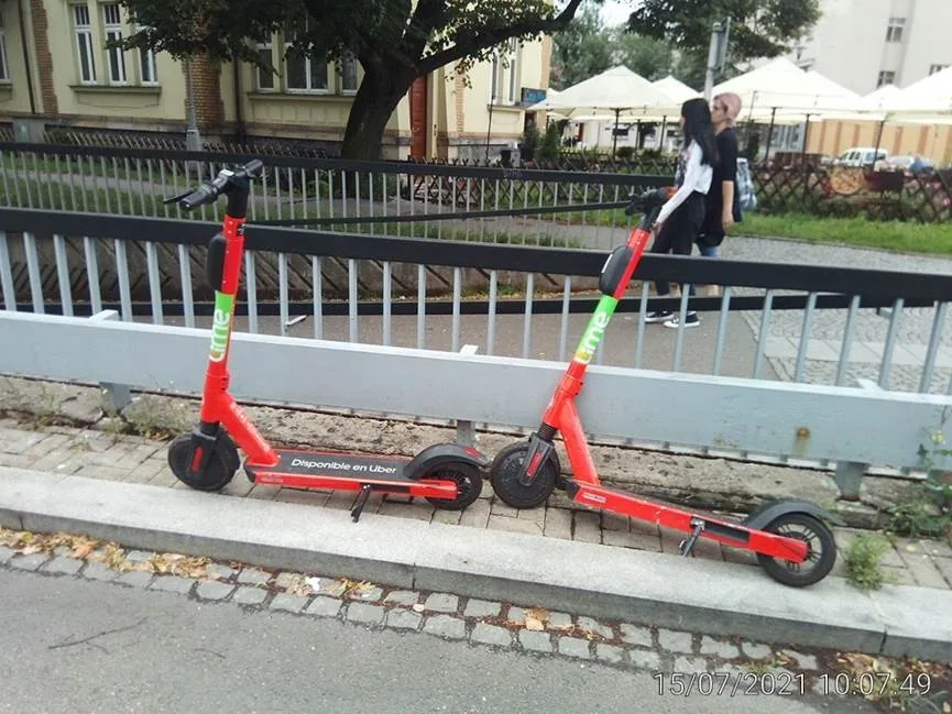 Koloběžky v řece i v silnici. Koloběžková válka v Hradci pokračuje