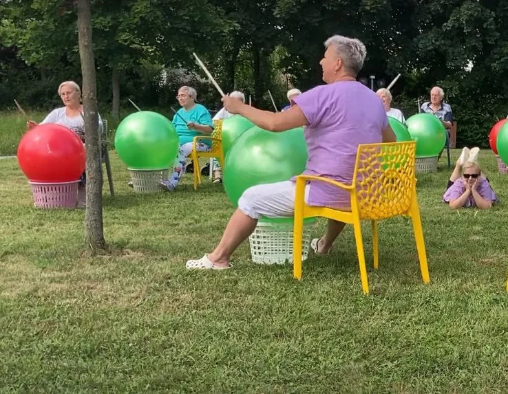 V Domově U Biřičky secvičili hudební číslo proti koronaviru
