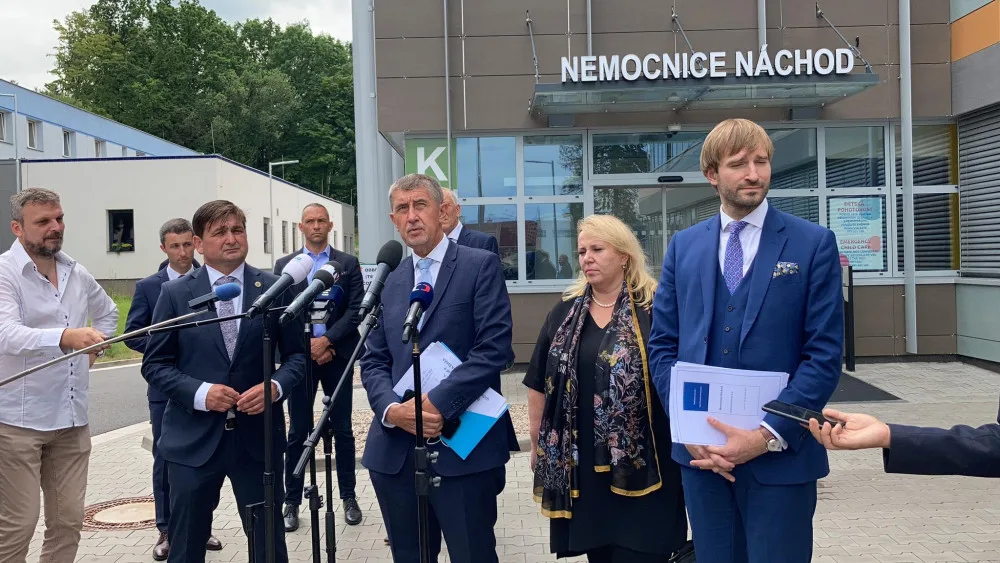 Andrej Babiš s ministry navštívil hradecký kraj. Bez přítomnosti veřejnosti nahlédl do několika nemocnic