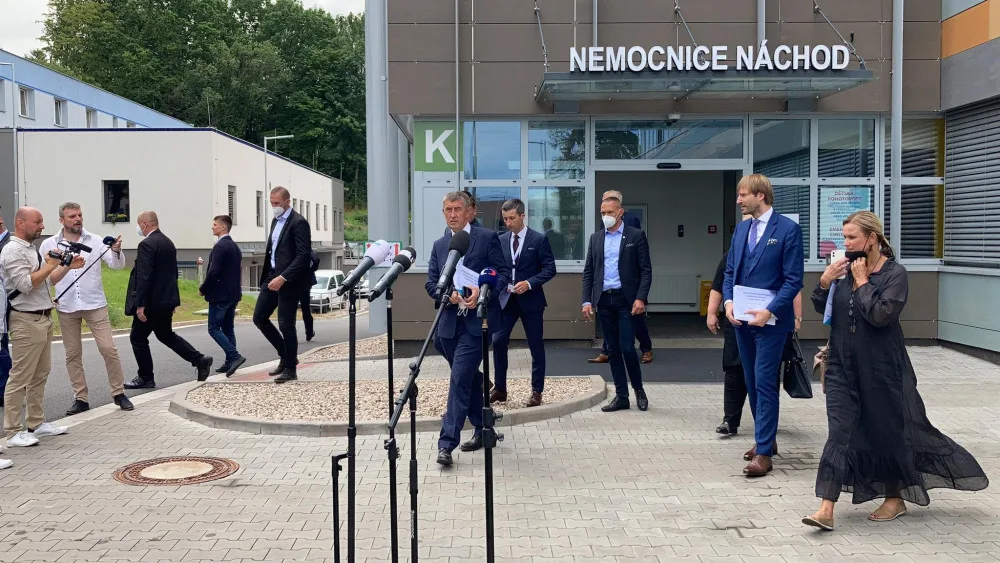 Andrej Babiš s ministry navštívil hradecký kraj. Bez přítomnosti veřejnosti nahlédl do několika nemocnic