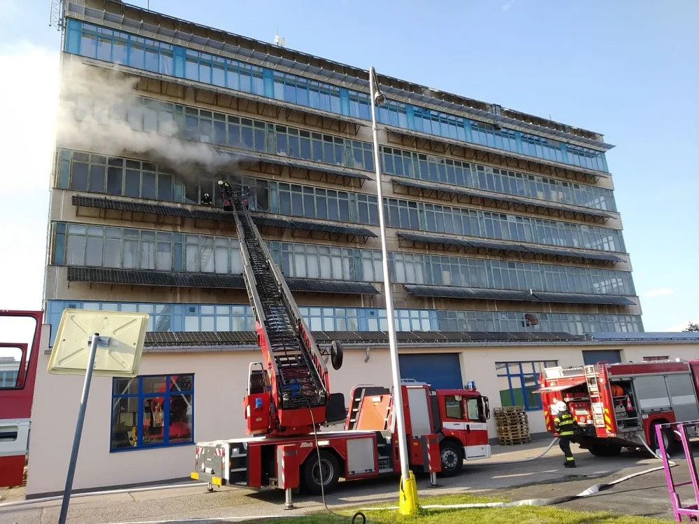 Zásah hasičů u požáru budovy v ulici Brněnská