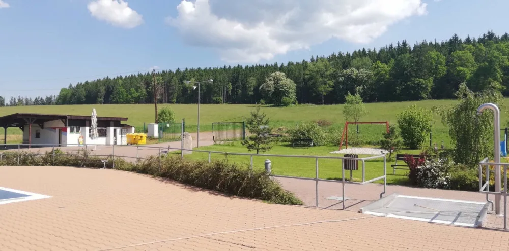 Koupaliště v Meziměstí možná zavře, návštěvníky odrazují protikoronavirová opatření