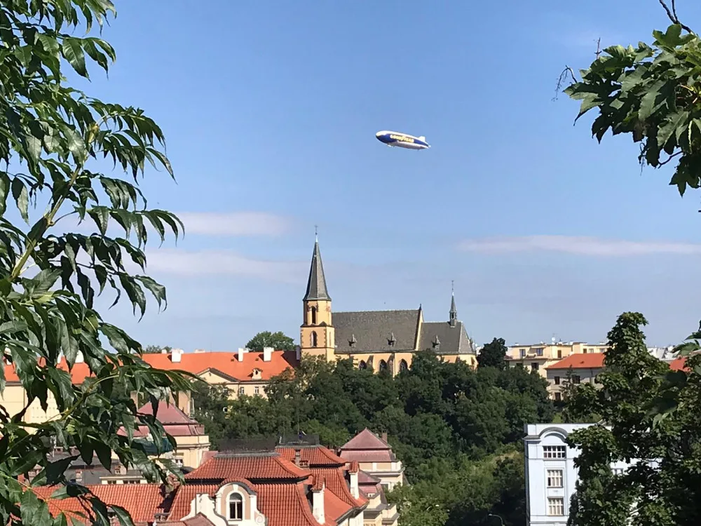 Nad Královéhradeckým krajem proletěla vzducholoď. Pořizovala letecké snímky
