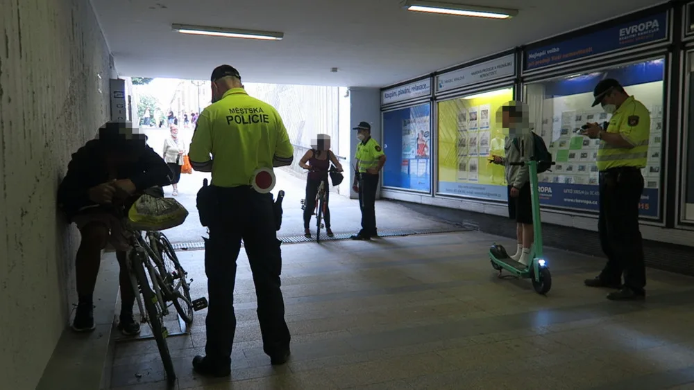 Městská policie zdůrazňuje, jak se správně chovat na elektrokoloběžce. Chodník je tabu