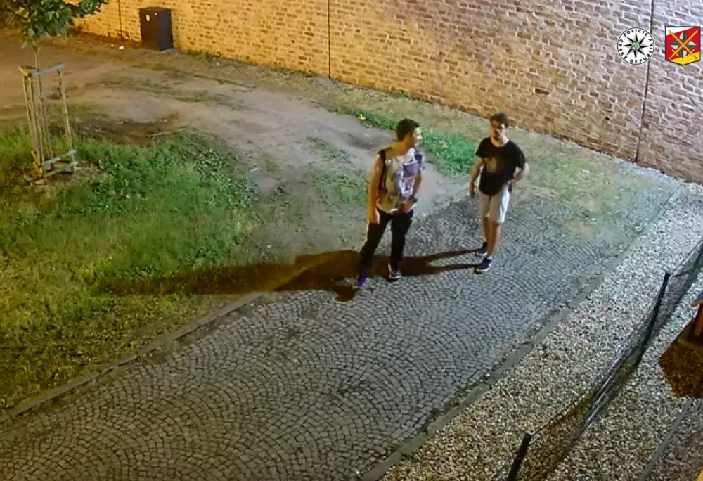 Za vandalismus hrozí dvojici až rok vězení. Dva kluci počmárali fasádu a vrata