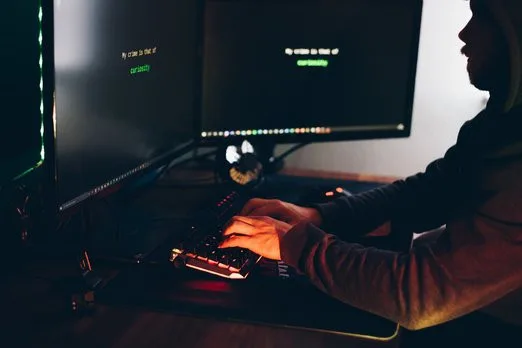 Internetoví podvodníci zkouší nové triky: falešné covidové pasy nebo Netflix zdarma