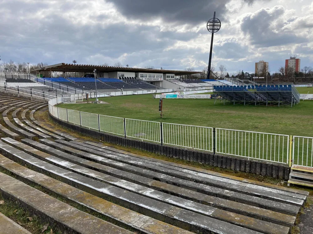 Naposledy si prohlédněte starý fotbalový stadion v Hradci Králové