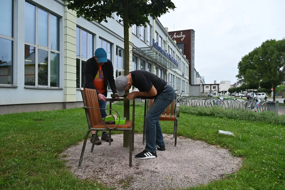 Lavička Václava Havla je zpět před hradeckou knihovnou. Nově ji bude hlídat kamera