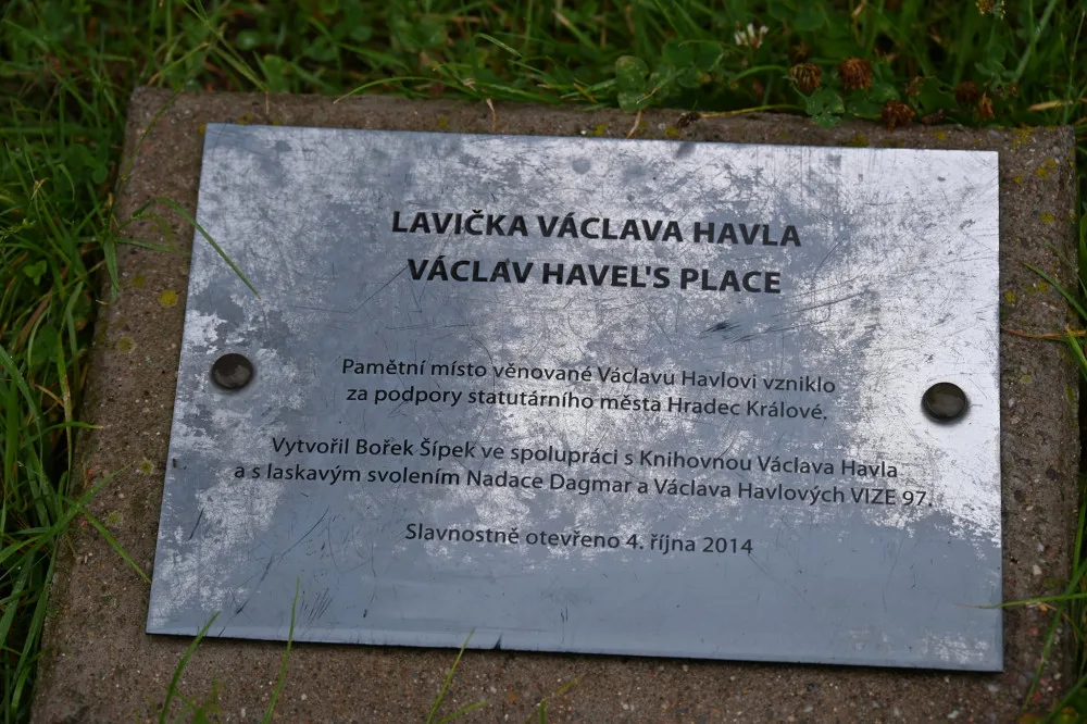 Lavička Václava Havla je zpět před hradeckou knihovnou. Nově ji bude hlídat kamera