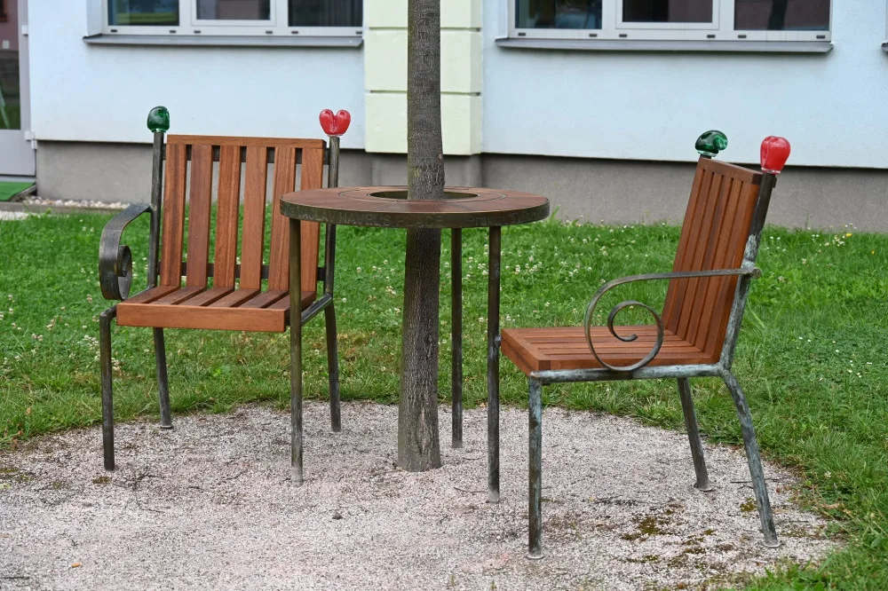 Lavička Václava Havla je zpět před hradeckou knihovnou. Nově ji bude hlídat kamera