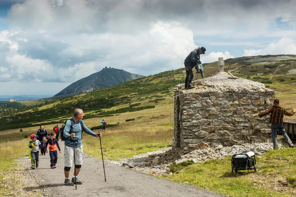 Památník obětem hor v Krkonoších prochází rekonstrukcí. Hotovo bude ještě letos