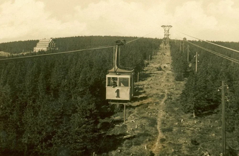 Lanovka na Černou horu jezdí už přes 90 let. Ta současná je třetí v pořadí