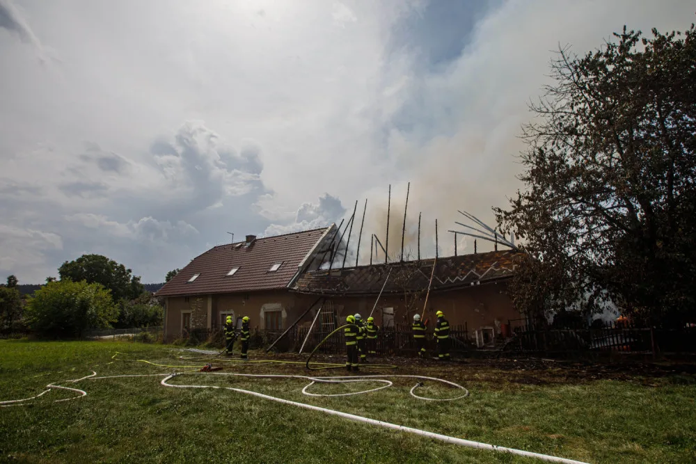 Požár zničil stodolu na Rychnovsku. S ohněm bojoval šest jednotek hasičů