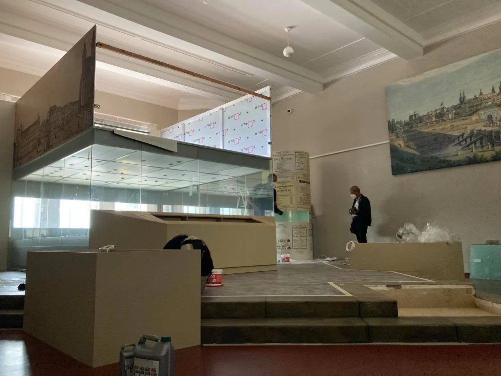 Unikátní expozice hradeckého muzea bude hotová v říjnu. Nyní se pracuje na zavěšení zvonu