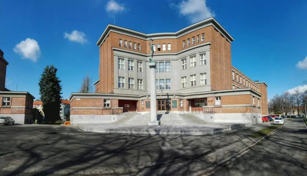 Hradecké gymnázium J. K. Tyla bude dál provádět PCR testy. Už se nahlásilo na ministerstvu