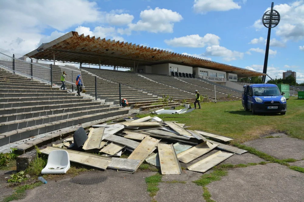 Je třeba získat povolení na změnu stavby fotbalového stadionu. Probíhá dokončení a kontrola projektové dokumentace