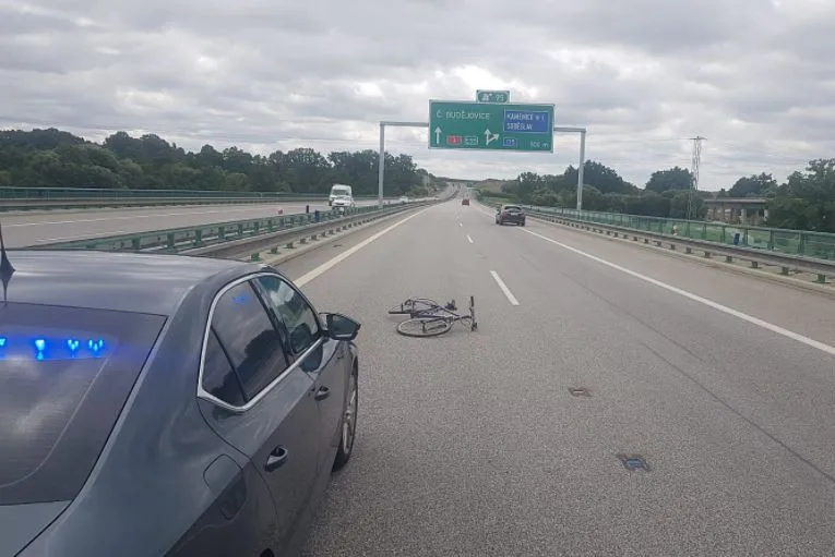Pozor na špatně zajištěná kola na střechách aut, varují policisté. Řidiči upadl bicykl uprostřed dálnice