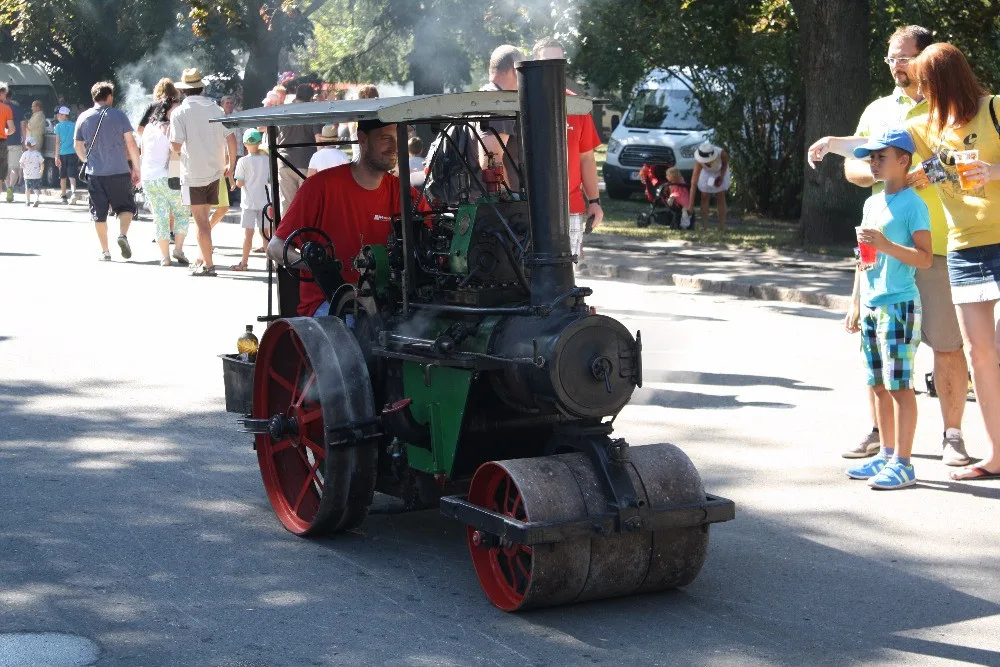 Kam o víkendu? Na Tankový den, Nábřeží paromilů nebo divadelní festival
